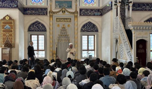 350 Japon öğrenci, Tokyo Camii’ne ziyarette bulundu