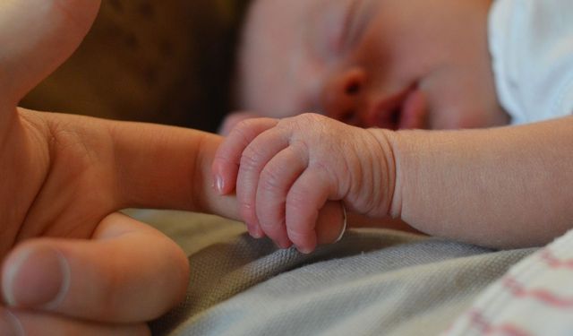 Ailelere yeni şart: Araç koltuğu olmayan bebeğini taburcu edemeyecek!