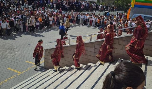 Akyurtlu öğrencilerin bahar şenliği performansları beğeni topladı