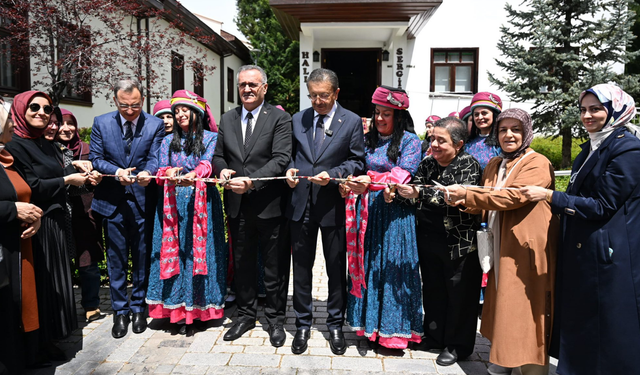 Altındağlı kadınların el emeği halılar sergide buluştu
