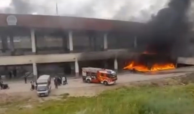 Ankara'da korkutan yangın! Pazar yeri alevlere teslim oldu