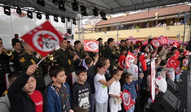 Askeri bandodan sürpriz Sefo performansı: 'Bilmem mi' şarkısı seslendirildi