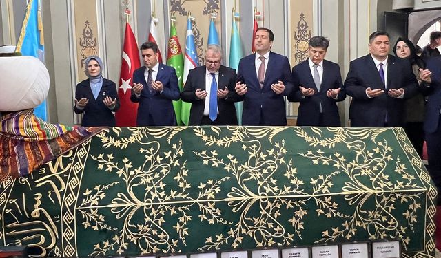 Bakan Göktaş, Ertuğrul Gazi Türbesi’ni ziyaret etti