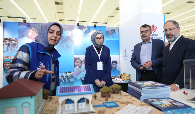Bakan Tekin, İslam Sanatları Fuarı’nda sanatseverlerle bir araya geldi