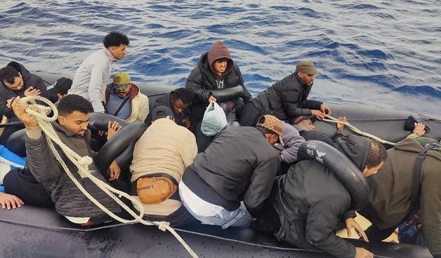 Çeşme açıklarında 24 göçmen Sahil Güvenlik ekiplerince kurtarıldı