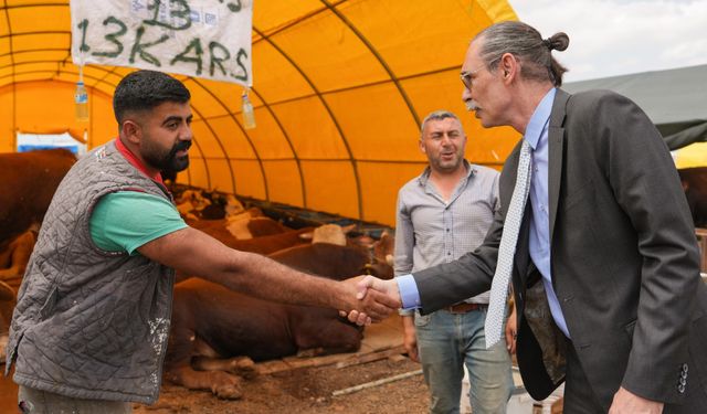 Erdal Beşikcioğlu Ayyıldız Kurban Pazarı’nı ziyaret etti