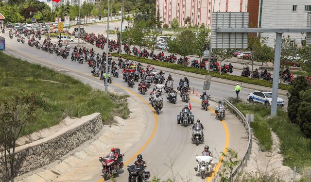Erdal Beşikcioğlu’ndan 19 Mayıs korteji: Motosiklet ile Anıtkabir’e gittiler