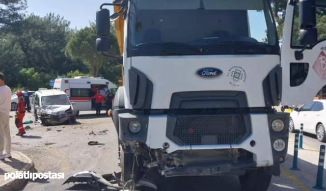 Fethiye Ovacık Mahallesi'nde kaza: Kamyonet ile iş makinesi çarpıştı