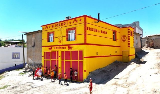Silvanlı Galatasaray aşığı evinin dış cephesini ‘Aslantepe’ye çevirdi