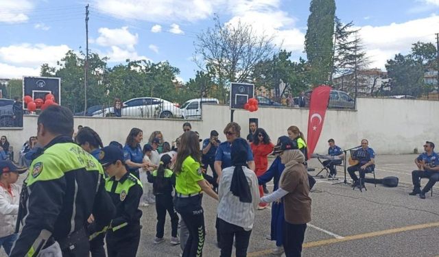 Polislerden görme engelli öğrencilere moral etkinliği