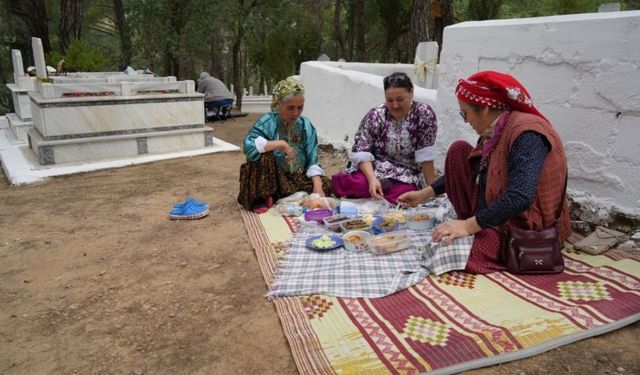 Tahtakuşlar’da Hıdırellez geleneği mezarlıkta başlıyor