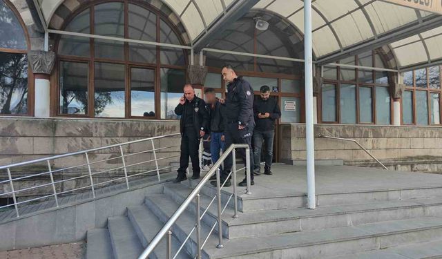 Minareye çıkan şahıs polis tarafından ikna edildi