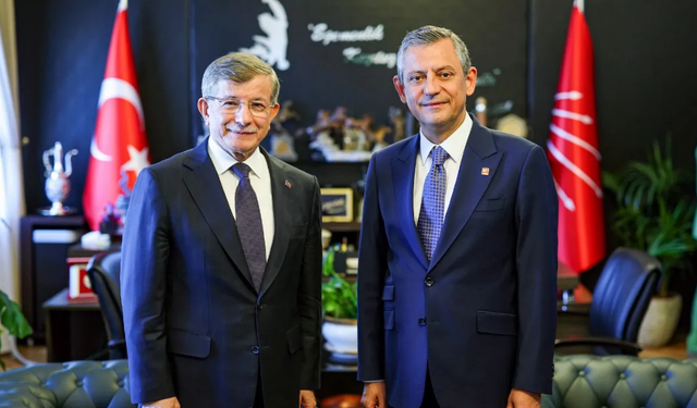 Özgür Özel ve Ahmet Davutoğlu TBMM’de bir araya geldi