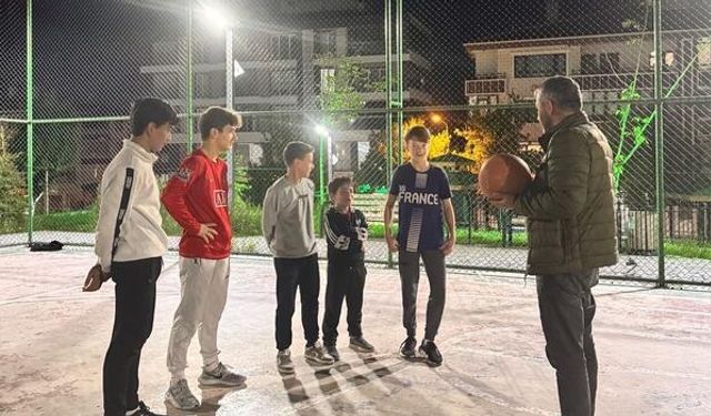 Pursaklar Belediye Başkanı Ertuğrul Çetin, gençlerle basketbol oynadı