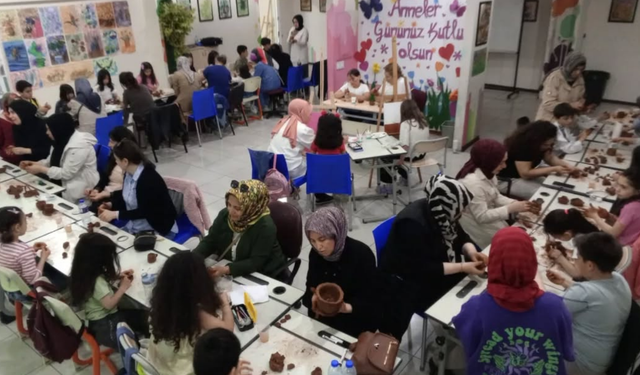 Pursaklar'da Anneler Günü'ne özel çamurdan sanat etkinliği