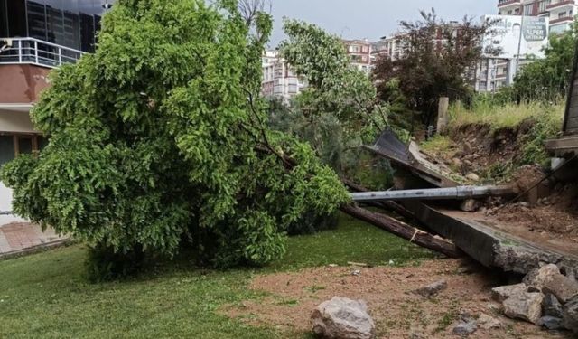 Sitenin duvarı şiddetli yağışa dayanamayıp yıkıldı