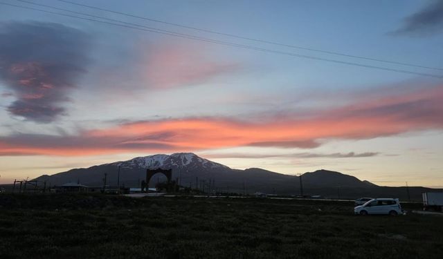 Süphan Dağı’nda kartpostallık gün batımı manzarası