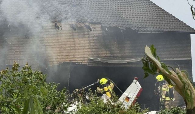 Almanya'da uçak evin üzerine düştü