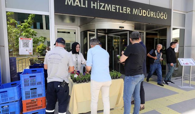 Yenimahalle’de vergi ödemeleri devam ediyor: Vatandaşa çiçekli teşekkür