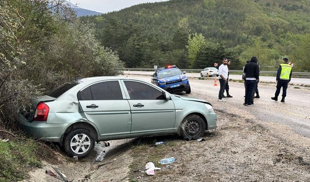 Virajı alamadı, park halindeki araca çarptı!
