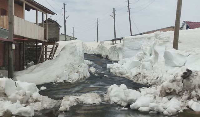 Mayıs ayında yayla evleri kar altında