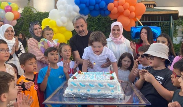 Ayrımcılıkla gündeme gelen down sendromlu çocuğa sürpriz doğum günü partisi