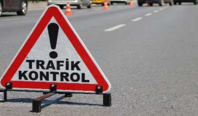 Akyurt’ta tırdan düşen tahtalar trafiği durdurdu