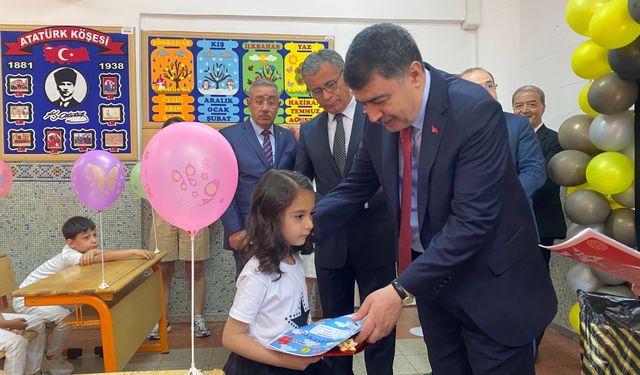 Ankara Valisi Vasip Şahin, karne dağıtım törenine katıldı
