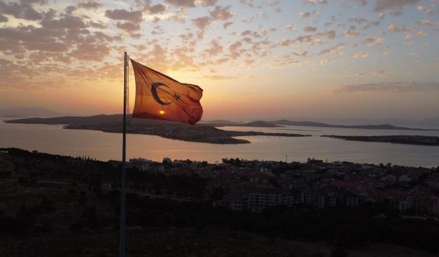 Cennet Tepesi’nde ay yıldızlı gün batımı büyüledi