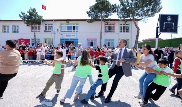 Bakan Tekin, Ankara’da öğrencilerle halat çekti