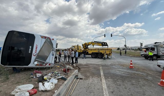 Çubuk’ta servis aracı ile hayvan yüklü kamyonet çarpıştı: 3 yaralı