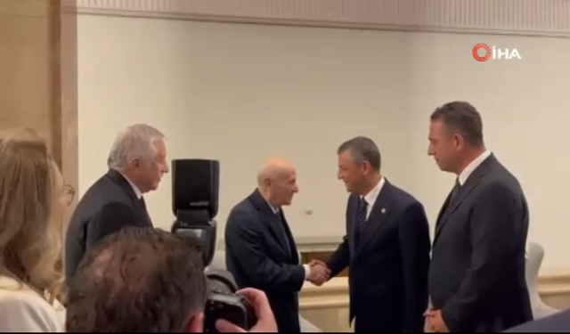 Devlet Bahçeli ile Özgür Özel arasında dikkat çeken diyalog: Çok hareketlisiniz!