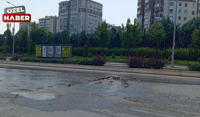 Kanalizasyon sokağa taştı! Mahalleli balkona çıkamıyor