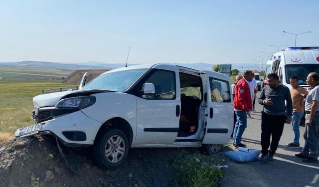 Otomobil toprak yığınına çarpı: 4'ü çocuk 7 kişi yaralandı