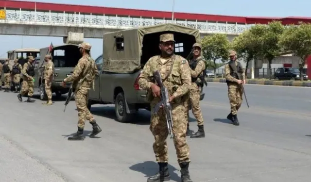 Pakistan'da bombalı saldırı! Onlarca asker ve sivil öldü