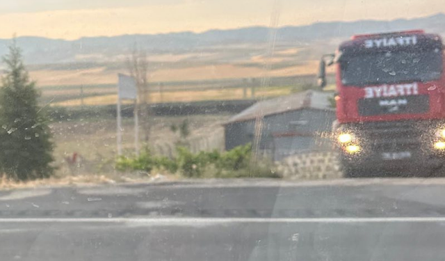 Polatlı’da hobi bahçesi yangını, arpa tarlasını küle çevirdi!
