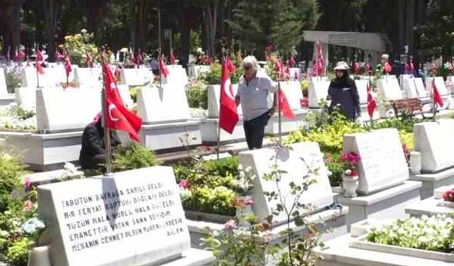 Şehitlikte hüzünlü bayram