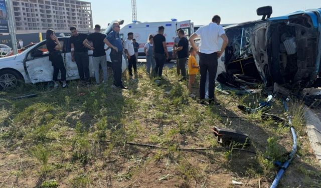 Sincan’da dolmuş ile otomobil çarpıştı: 5 yaralı