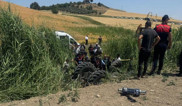 Yangını söndürmek isteyen adam, traktörün altında kaldı!