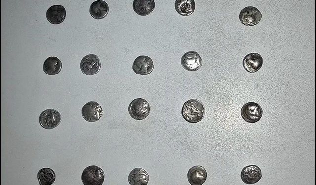 Şüpheli araçtan 26 adet sikke çıktı