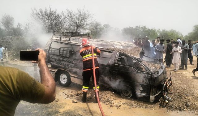 Pakistan'da feci servis yangını