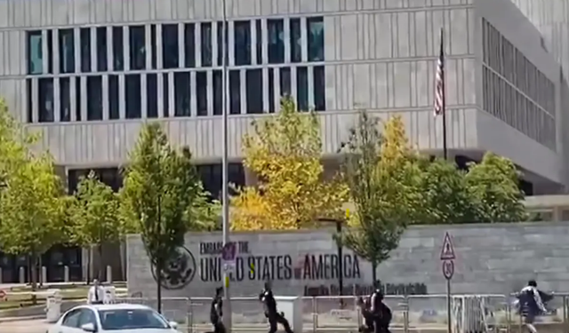 ABD’nin Ankara Büyükelçiliğine boyalı saldırı: Polis anında müdahale etti