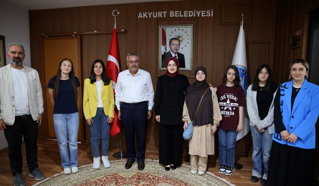 LGS'de derece yapan öğrencilerden Başkan Ayık'a ziyaret