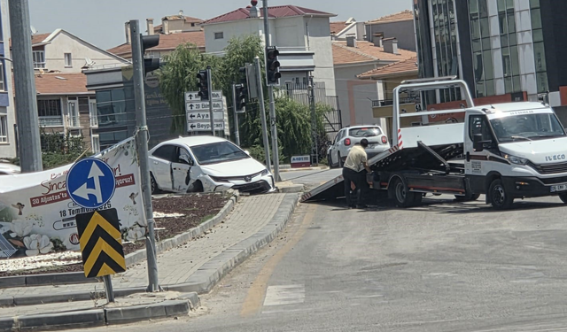 Ankara'da çarpışan araçlar kaldırıma savruldu! Ortalık can pazarına döndü