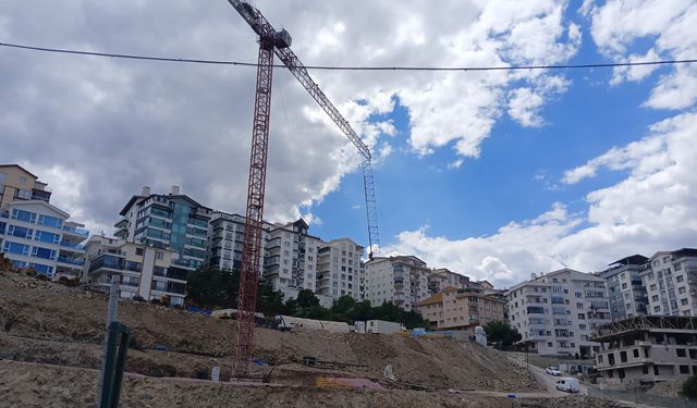 Ankara'da iş kazası: Üzerine çengel düşen işçi yaralandı
