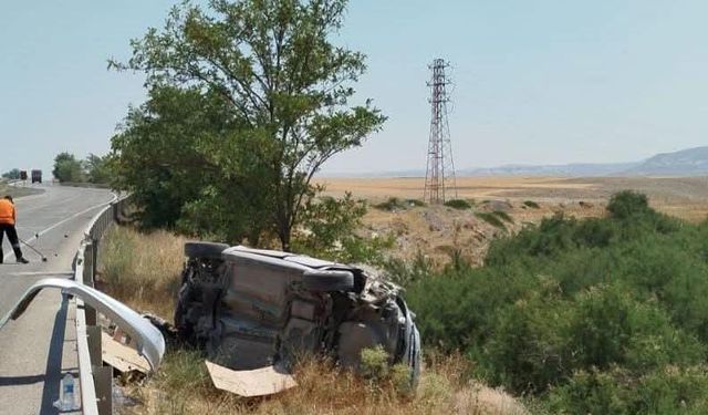 Ankara'da otomobil bariyere çarparak takla attı!