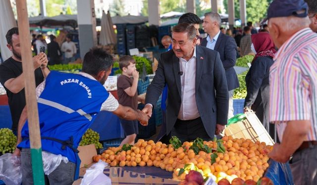 Başkan Odabaşı pazar esnafı ve vatandaşlarla buluştu