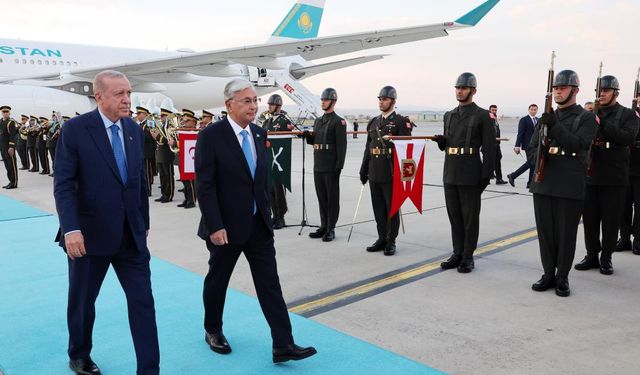 Cumhurbaşkanı Erdoğan, Kazak mevkidaşı Tokayev'i resmi törenle karşıladı