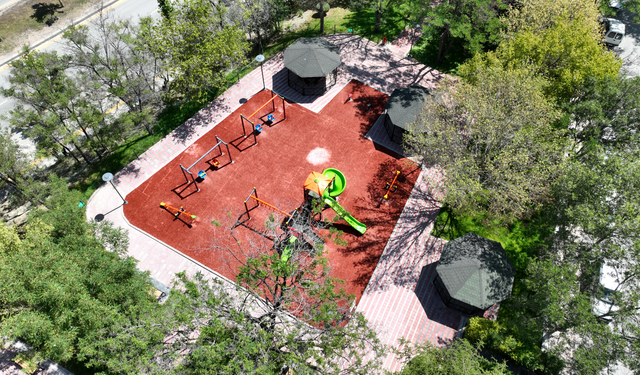 Etimesgut’ta yıpranan park, baştan sona yenilendi