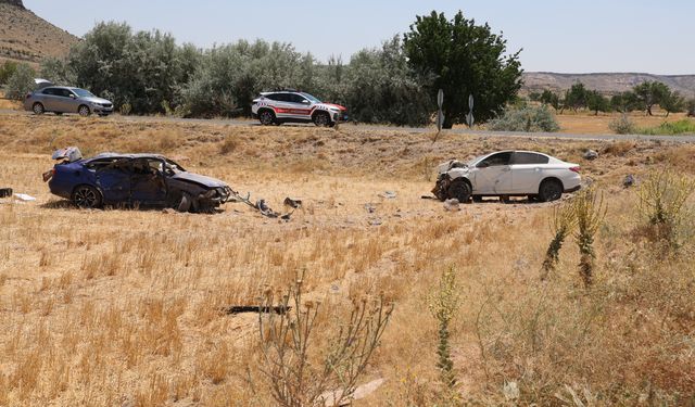 Feci kazada otomobiller tarlaya uçtu